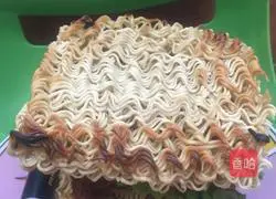 Illustration of how to make instant noodles burger 5