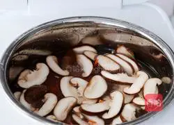 Illustration of how to make mushroom and shredded chicken porridge 9