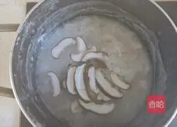 Illustration of how to make yam, chicken and vegetable porridge 12