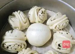 Illustration of how to make pepper leaf flower rolls 10