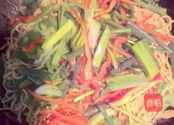 Illustration of braised noodles with mushrooms and beans 12