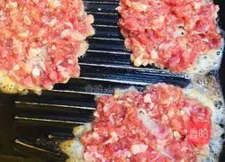 Illustration of how to make beef burgers 10