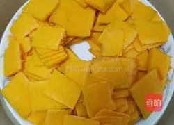 Illustration of how to make rose pumpkin rolls 1