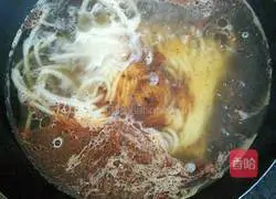 Illustration of how to make the rice noodles across the bridge 5 