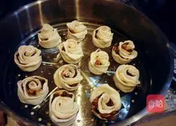 Illustration of how to make ginger meat and plum rose rolls 8