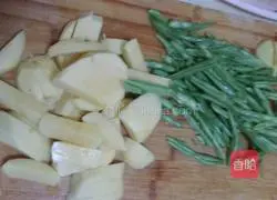 Illustration of how to make braised noodles with potatoes and beans 1