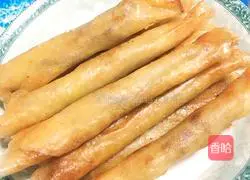 Illustration of how to make spring rolls with onion and shredded pork 18