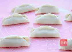 Illustration of how to make pork and green onion pot stickers 16