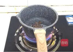 Illustration of how to make chives and pork dumplings/pot stickers 8