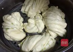 Illustration of how to make scallion rolls 21