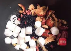 Illustration of how to make yam and black rice medicated porridge (blood and qi nourishing) 4