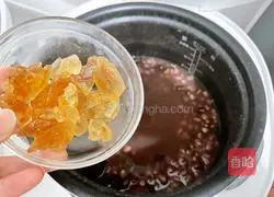 Illustration of how to make red bean and barley porridge to remove dampness 5