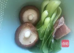 Illustration of how to make preserved egg and lean meat porridge 2