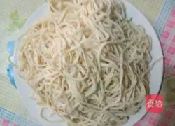 Illustration of how to make lentil braised noodles 1