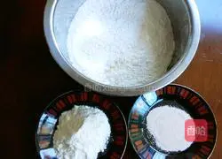 Illustration of how to make milk-flavored flower rolls 1