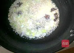 Illustration of how to make braised noodles with pork belly and beans 4 