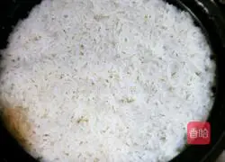 Illustration of how to make claypot rice with mushrooms and chicken 11