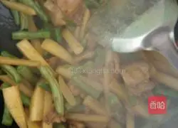 Illustration of how to make braised noodles with pork belly and beans 3