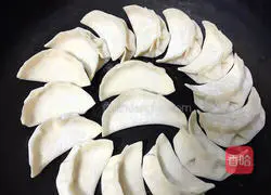Illustration of how to make crispy pot stickers 5