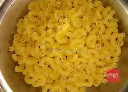 Italian Illustration of how to make Qutong noodle soup 1