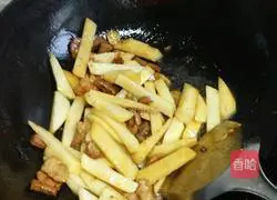 Illustration of how to make braised potato and green beans noodles 3