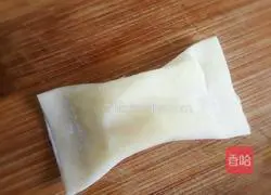 Illustration of how to make apple spring rolls 6