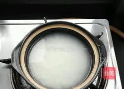 Illustration of how to make claypot rice with pork ribs in black bean sauce 7