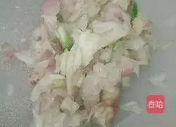 Illustration of how to roll rice noodles with scallion oil 5