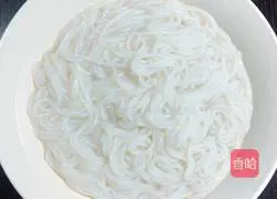 Illustration of how to make vegetable rice noodles mixed with fried sauce 4