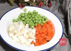 Illustration of how to make three-color minced pork porridge 3