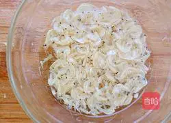 Illustration of how to make Shanghai spring rolls 3