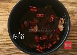 Illustration of how to make four red blood-tonifying porridge 4