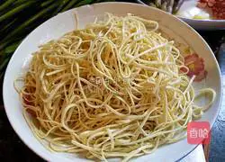 Illustration of how to make steamed noodles (Henan braised noodles) 4