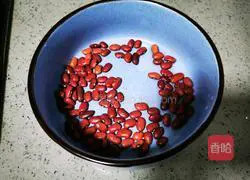 Illustration of how to make red bean, purple rice and lily porridge 1