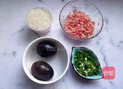 Illustration of how to make preserved egg and lean meat porridge 2