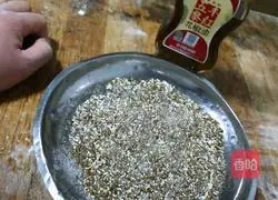 Illustration of how to make salt and pepper rolls with green onion 1