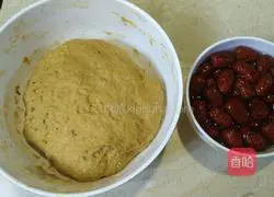 Illustration of how to make brown sugar and red date rolls 2