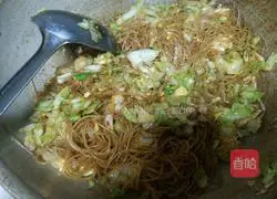 Illustration of how to make fried dried noodles 6