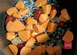 Illustration of how to make rice, black rice and sweet potato porridge 6