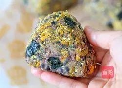 Illustration of how to make black rice, cheese and meat floss rice balls 9