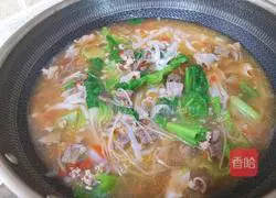 Illustration of how to make pork offal soup and rice noodles 1