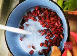 Illustration of how to make red bean, purple rice and lily porridge 2