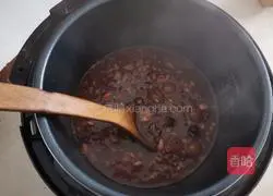 Illustration of how to make longan, red dates and Laba porridge 6