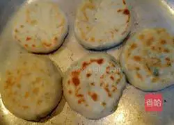 Illustration of how to make leek, egg and shrimp skin stuffing box 15