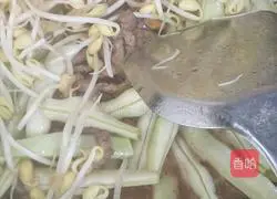 Illustration of how to make rice dumpling-flavored lentil braised noodles 9