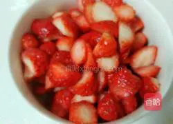 Strawberry Box Cake Recipe Illustration 3