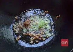 Illustration of how to make cold noodles with diced beans and pork 3