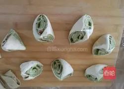 Illustration of how to make two-color flaxseed pink flower rolls 8