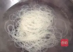 Illustration of how to make spicy rice noodles with minced meat 12