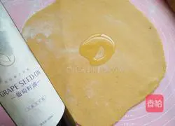 Illustration of how to make pumpkin and multi-grain flower rolls 7